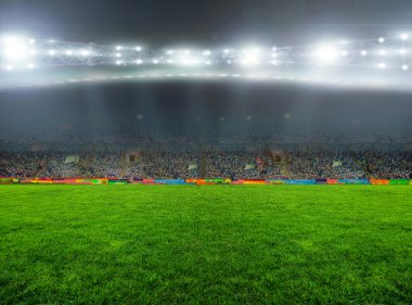Futbol Stadyumu, gece arenada parlak spot ışıklı