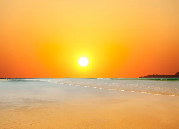 海の海岸での夕日 — ストック写真