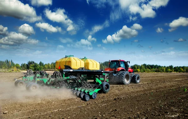 Tracteur dans un champ — Photo