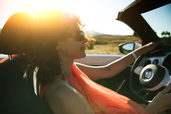 Vrouw in Cabrio — Stockfoto