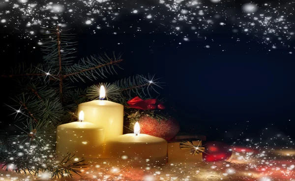 Natale. Tre candele e abete rosso blu . — Foto Stock