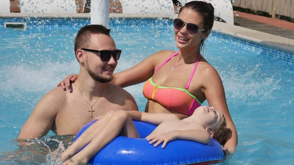 Família de férias na piscina — Fotografia de Stock