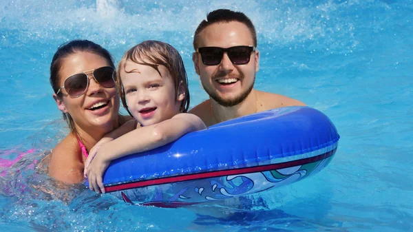 Un petit enfant avec sa mère dans la piscine — Photo