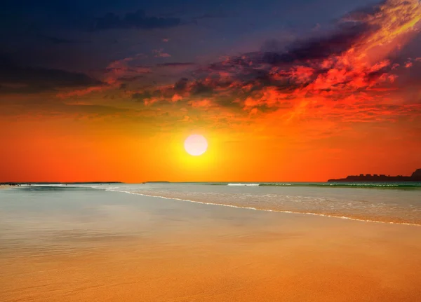 Sunset at coast of the Sea — Stock Photo, Image