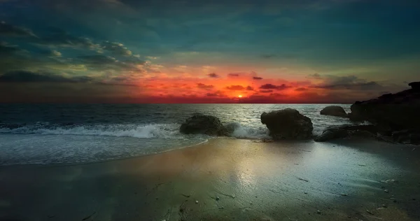 Красочный рассвет над морем. — стоковое фото