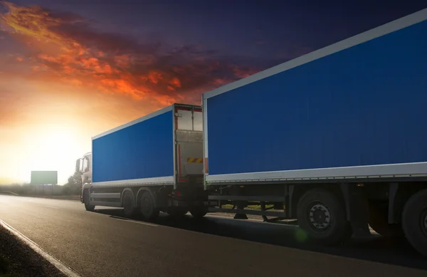 Vrachtwagen trailer op de snelweg — Stockfoto