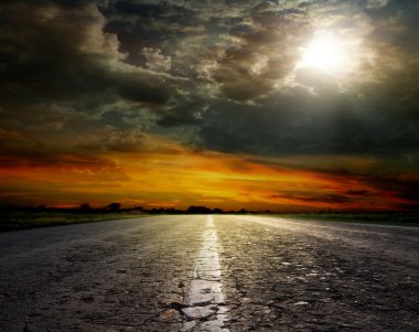 alanları ağaçların arasındaki asfalt yol