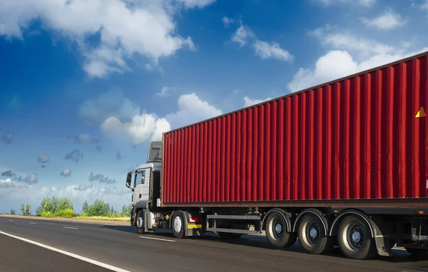 Contenedor en la gran carretera. cargas de transporte — Foto de Stock