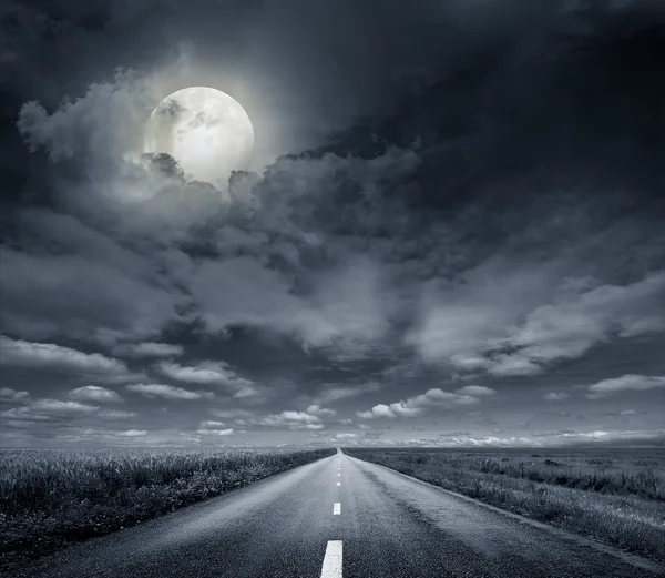 Estrada de asfalto noite — Fotografia de Stock