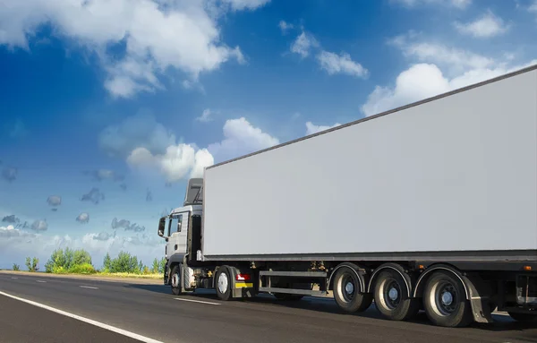 Contenedor en la gran carretera. cargas de transporte — Foto de Stock