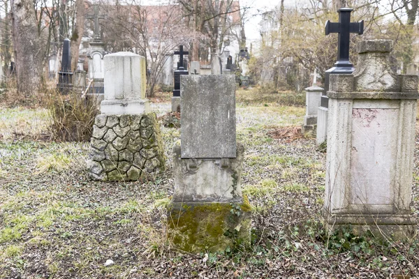 Tumbas en un parque cementerio al aire libre — Foto de Stock