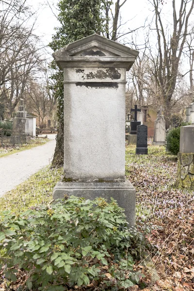 Grafstenen in een kerkhof park buitenshuis — Stockfoto