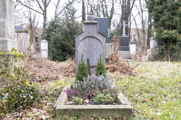 Grafstenen in een kerkhof park buitenshuis — Stockfoto