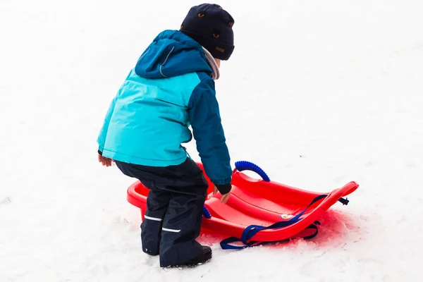 Menino Com Trenó Vermelho Neve — Fotografia de Stock