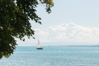 Sahilden görünen bir yelkenli manzarası