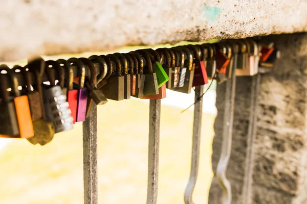 Köprü Parmaklıklarında Asma Kilitlerin Sembolü — Stok fotoğraf