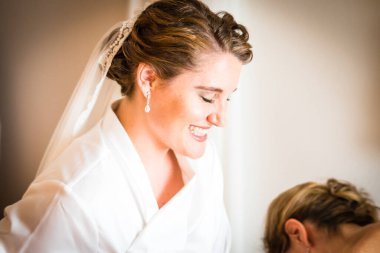 Bir gelin düğün gününe hazırlanıyor.