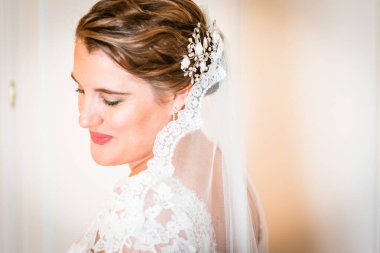 Bir gelin düğün gününe hazırlanıyor.