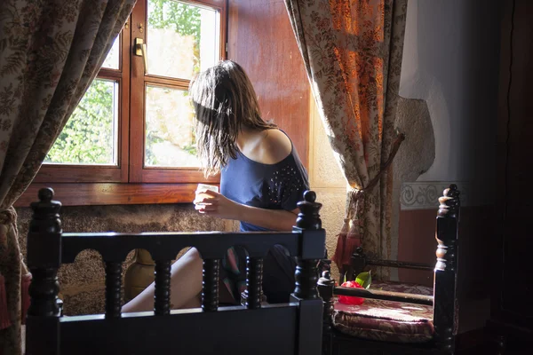 kadın bir rustik sandalye