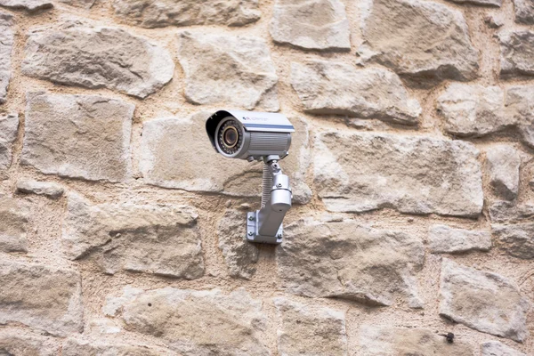 Камера наблюдения. Камера безопасности на стене . — стоковое фото