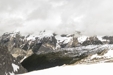 İsviçre Alpleri'nde karlı dağlar