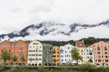 Innsbruck karla kaplı dağlar