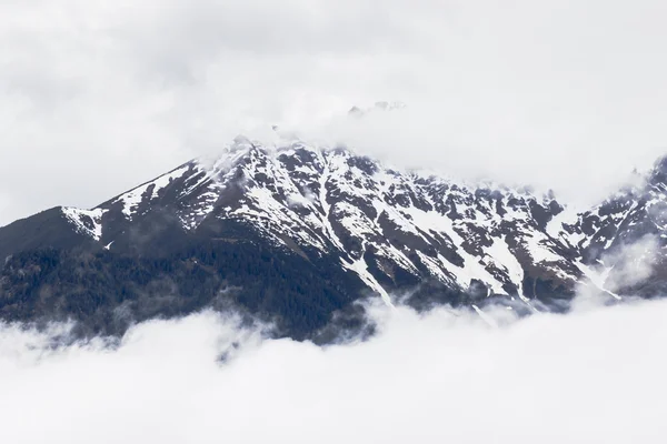 Montanhas nevadas nos Alpes — Fotografia de Stock