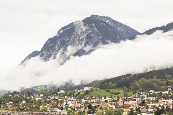 Innsbruck avec des montagnes enneigées — Photo