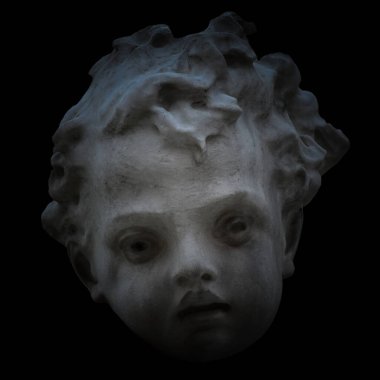 Mermer Melek Kafa Klasik Heykel Sanatı. Koyu bir arka planda aydınlatılmış mermer bir melek kafasının yakın çekimi. Hassas özellikler ve yumuşak gölgeler masumiyet ve melankoliyi çağrıştırıyor, heykelin zamansız güzelliğini gözler önüne seriyor..