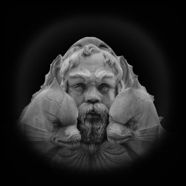 Monokrom 'da Dolphins mermer heykeli olan mitolojik çeşme başı. İki yunus tarafından çevrelenmiş sakallı mitolojik bir figürü tasvir eden antik bir mermer çeşmesine yakın plan..