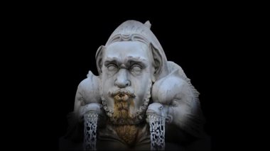 Aslan Mermeri Heykeli 4K Videolu Mitolojik Çeşme Figürü. Aslan başları ve karmaşık detaylarla süslenmiş mitolojik bir figürü tasvir eden antik bir mermer çeşmenin yakın çekimi. Su heykelden yavaşça akıyor.