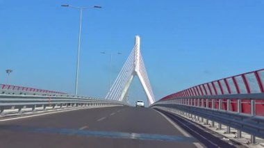 Bari İtalya 'daki Adriyatik Köprüsü' nün 4K videosu, mavi gökyüzü kentsel atmosfer trafik perspektifi ve güçlü mimari simetrisi ile karayolundan çekilen modern bir kablo kaldı.