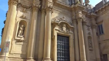 Cattedrale di Santa Maria Assunta 'nın barok görüntüsü, güney İtalya' daki mimari ayrıntıları ve tarihi zarafeti vurguluyor..