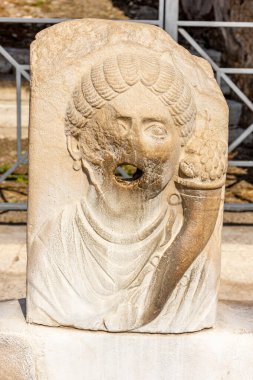 İtalya 'nın güneyindeki Pompeii arkeoloji sahasında bir kadın figürünü tasvir eden antik Roma mermer heykelinin yakın görüntüsü. Sanat eserleri, MS 79 'dan önce Roma portrelerini ve heykel geleneklerini yansıtıyor..