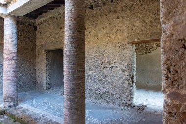 İtalya 'nın Pompeii kentindeki Gizem Villası' nın iç manzarasında MÖ 1. yüzyıldan kalma bir Roma villasının sütunları, odaları ve mimari kalıntıları görülüyor..