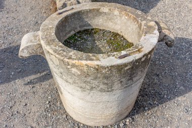 79 yılında Vezüv Dağı 'nın patlamasından sonra korunan Pompei arkeolojik alanı içindeki antik Roma fırınında yiyecek hazırlamak için kullanılan taş havzası..