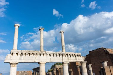 Uzun taş sütunları olan ve Pompeii arkeolojik alanı içinde muhafaza edilen antik Roma sütunları, MS 79 'da Vesuvius Dağı' nın patlaması ile gömüldü..