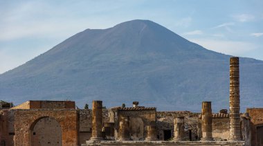 Arka planda yükselen Vezüv Dağı ile Pompei 'nin antik Roma kalıntıları görülüyor. Tarihi arkeolojik alan MS 79 'da volkanik patlamayla gömüldü ve şimdi bir UNESCO Dünya Mirası Alanı..