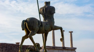 İtalya 'nın Pompeii kentindeki arkeolojik alanda antik bir Roma binicisi bronz heykelinin arka görüntüsü. Roma gücünü, otoritesini ve sanatsal mirasını temsil eden klasik heykel.