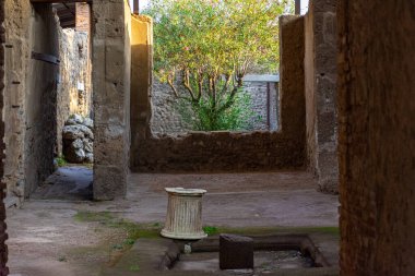 Avlusu, taş duvarları ve İtalya 'nın Pompeii arkeolojik sahasının içinde bir sütun tabanı olan antik bir Roma evinin iç görünüşü. Roma günlük yaşamını yansıtan iç mekan korundu.