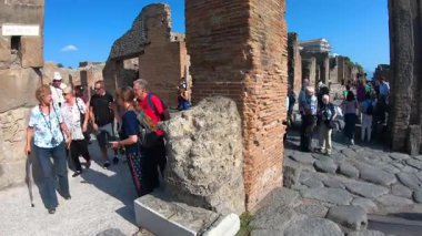 Pompeii, İtalya, 15 Ekim 2019. Zaman aşımı, UNESCO Dünya Mirası Bölgesi Vezüv Dağı 'nın patlaması sonrasında korunan antik Roma kalıntıları arasında yürüyen turistleri gösteriyor..
