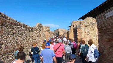 Pompeii, İtalya 15 Ekim 2019. Pompei 'nin tarihi genelevi Lupanar' da korunmuş antik bir Roma erotik freskinin ayrıntıları. Duvar resmi, patlamadan önce Roma toplumunun günlük yaşamını, cinselliğini ve sosyal geleneklerini yansıtıyor.