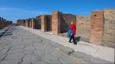 Pompeii, İtalya 15 Ekim 2019. Pompei 'nin tarihi genelevi Lupanar' da korunmuş antik bir Roma erotik freskinin ayrıntıları. Duvar resmi, patlamadan önce Roma toplumunun günlük yaşamını, cinselliğini ve sosyal geleneklerini yansıtıyor.