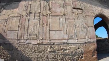 Pompeii, İtalya 15 Ekim 2019. Pompei 'nin tarihi genelevi Lupanar' da korunmuş antik bir Roma erotik freskinin ayrıntıları. Duvar resmi, patlamadan önce Roma toplumunun günlük yaşamını, cinselliğini ve sosyal geleneklerini yansıtıyor.