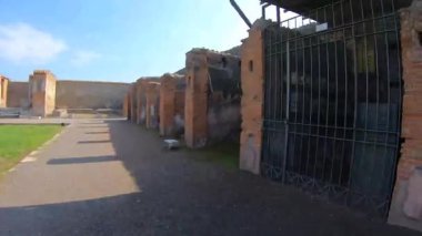 Pompeii, İtalya 15 Ekim 2019. Pompei 'nin tarihi genelevi Lupanar' da korunmuş antik bir Roma erotik freskinin ayrıntıları. Duvar resmi, patlamadan önce Roma toplumunun günlük yaşamını, cinselliğini ve sosyal geleneklerini yansıtıyor.