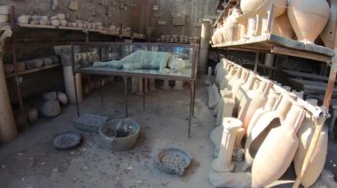 Pompeii, İtalya 15 Ekim 2019. Pompei 'nin tarihi genelevi Lupanar' da korunmuş antik bir Roma erotik freskinin ayrıntıları. Duvar resmi, patlamadan önce Roma toplumunun günlük yaşamını, cinselliğini ve sosyal geleneklerini yansıtıyor.