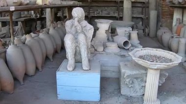 Pompeii, İtalya 15 Ekim 2019. Pompei 'nin tarihi genelevi Lupanar' da korunmuş antik bir Roma erotik freskinin ayrıntıları. Duvar resmi, patlamadan önce Roma toplumunun günlük yaşamını, cinselliğini ve sosyal geleneklerini yansıtıyor.