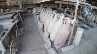 Pompeii, İtalya 15 Ekim 2019. Pompei 'nin tarihi genelevi Lupanar' da korunmuş antik bir Roma erotik freskinin ayrıntıları. Duvar resmi, patlamadan önce Roma toplumunun günlük yaşamını, cinselliğini ve sosyal geleneklerini yansıtıyor.