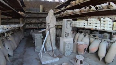 Pompeii, İtalya 15 Ekim 2019. Pompei 'nin tarihi genelevi Lupanar' da korunmuş antik bir Roma erotik freskinin ayrıntıları. Duvar resmi, patlamadan önce Roma toplumunun günlük yaşamını, cinselliğini ve sosyal geleneklerini yansıtıyor.