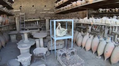 Pompeii, İtalya 15 Ekim 2019. Pompei 'nin tarihi genelevi Lupanar' da korunmuş antik bir Roma erotik freskinin ayrıntıları. Duvar resmi, patlamadan önce Roma toplumunun günlük yaşamını, cinselliğini ve sosyal geleneklerini yansıtıyor.